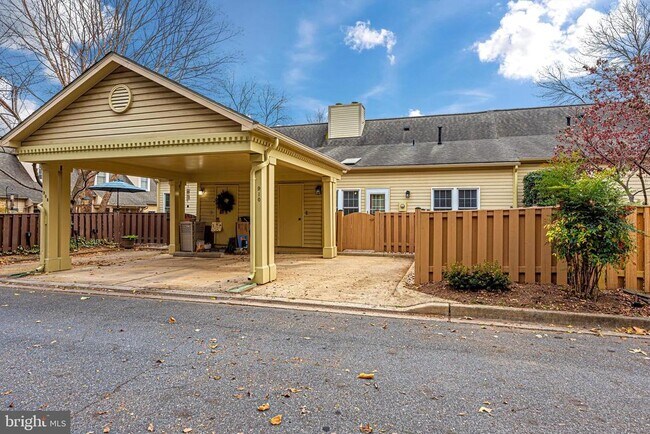 Building Photo - 910 McLendon Dr