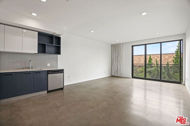 Building Photo - 10810 Palms Blvd