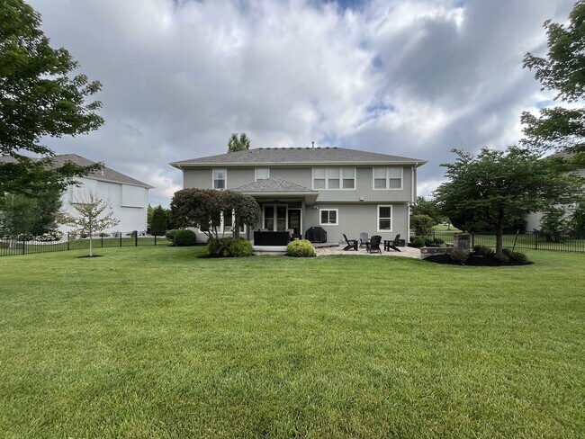 Building Photo - 5BR/5BA | Single Family Home | 3-Car Garage Parking | Fenced backyard