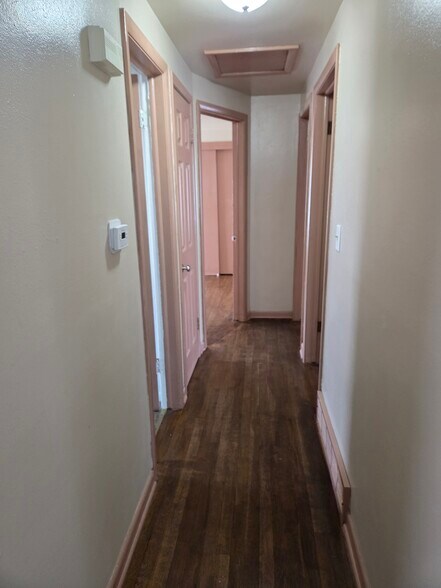 Building Photo - 453 S 72nd St