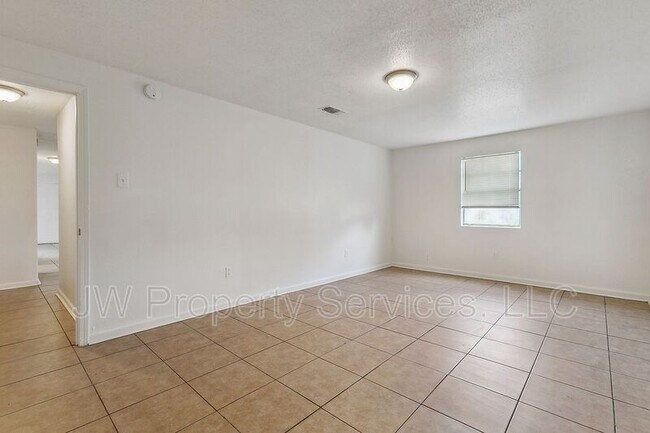 Building Photo - 904 Monterey Ct W