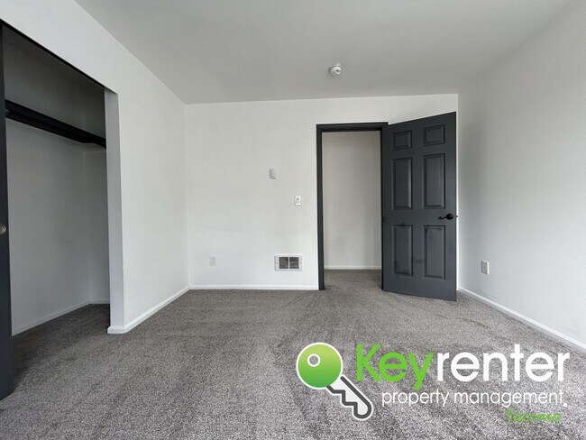 Building Photo - Exceptional 2 Bed 2 Bath Downtown Condo