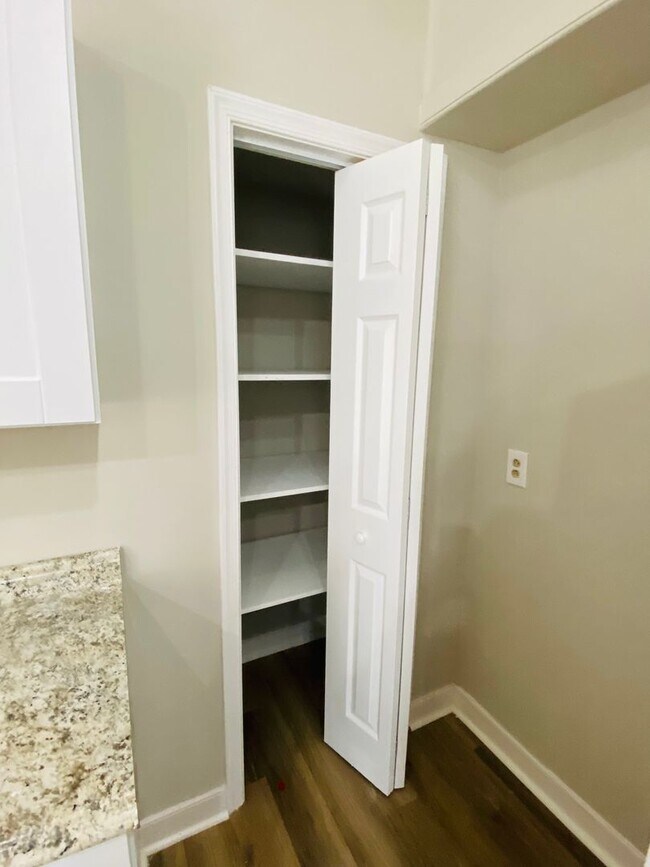 Building Photo - Very Spacious 5bdrm/2bth Bungalow Located in South Richmond w/Privacy Fenced Back Yard!!