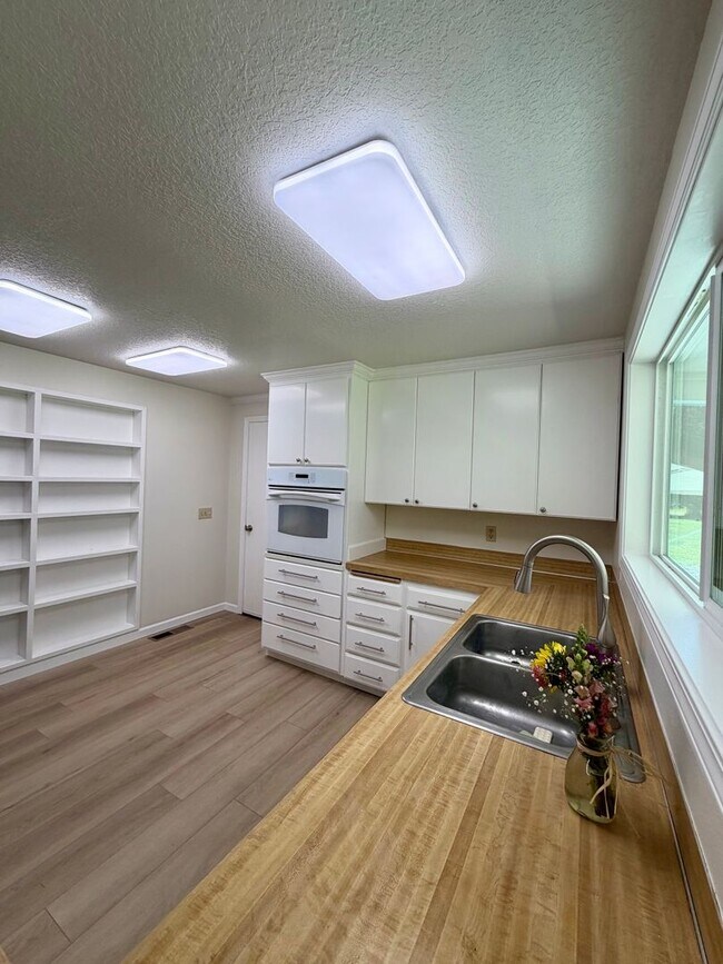 Building Photo - Newly Renovated Riverfront 3BR House - Available 8/1/2026