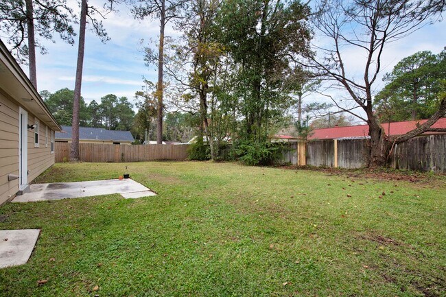 Building Photo - Charming 3 Bedroom Home in Pine Meadows – Prime Fort Walton Beach Location