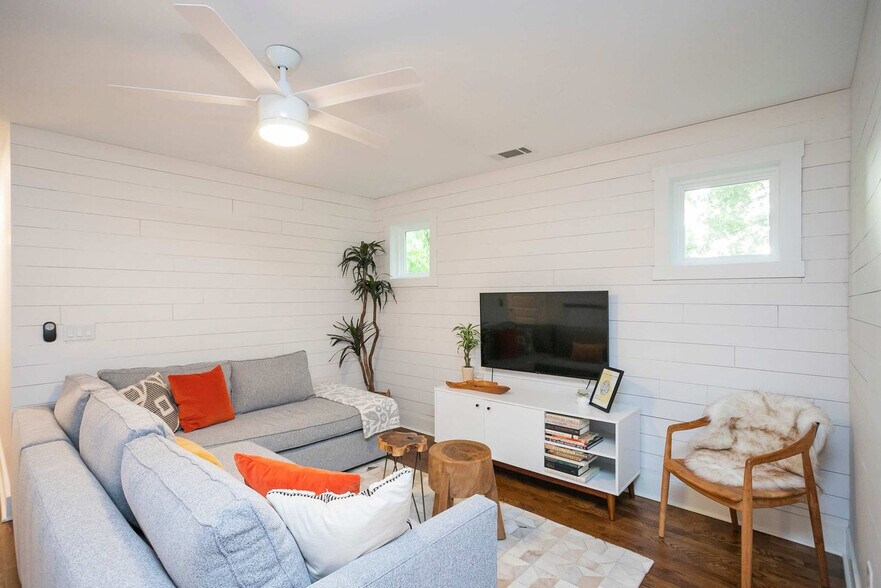 Building Photo - 559 Veritas St