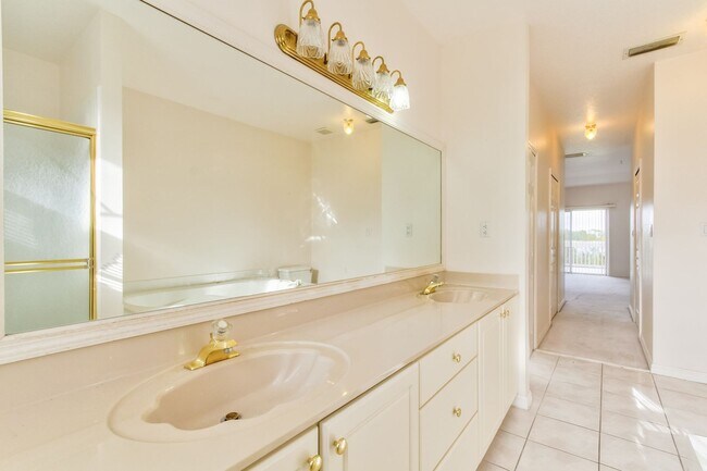 Building Photo - Beautiful Lake front home in West Kissimmee