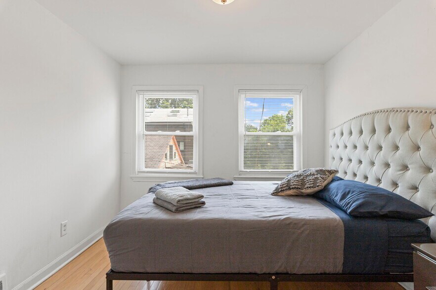 Building Photo - 1003 W 38th St