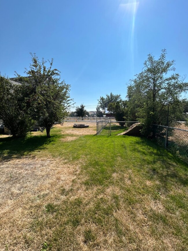 Building Photo - Beautiful 3-bedroom home with large yard