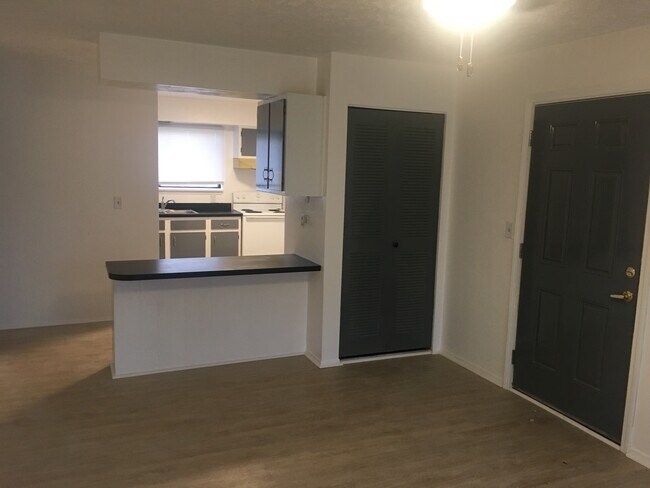 Building Photo - Willow Tree Apartments