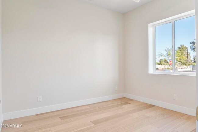 Building Photo - 5540 E Dahlia Dr