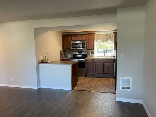 Building Photo - CAMAS Charming Remodeled 3 Bedroom Bungalow close to Crown Park!