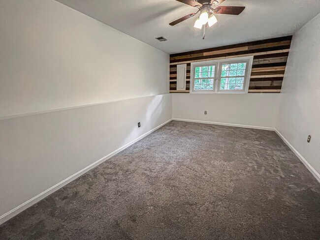 Building Photo - Remarkable Home With Spacious Deck And Det...