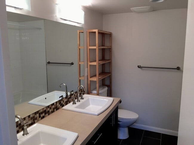 Building Photo - 3-Bedroom Townhome Near Roosevelt Lightrai...