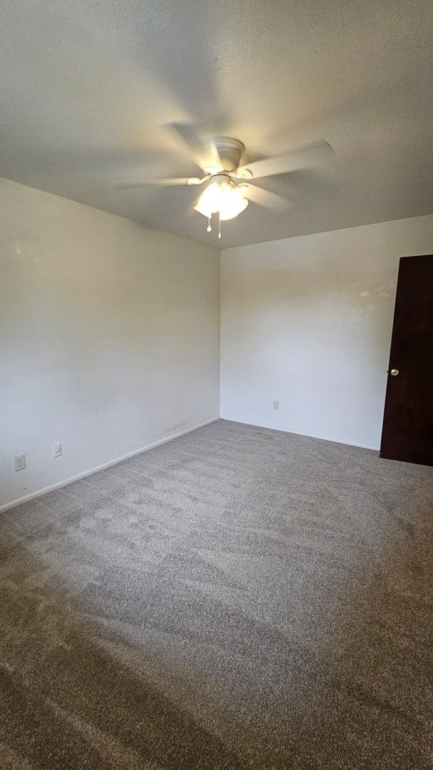 Building Photo - Spacious Bi Level home backing to open spa...