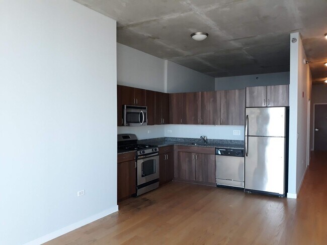 Building Photo - One bedroom Loft appartment with Lake Views!