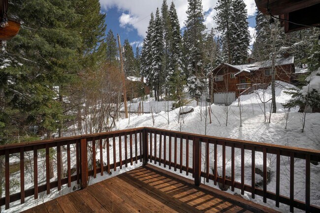 Building Photo - 10694 Laurelwood Dr
