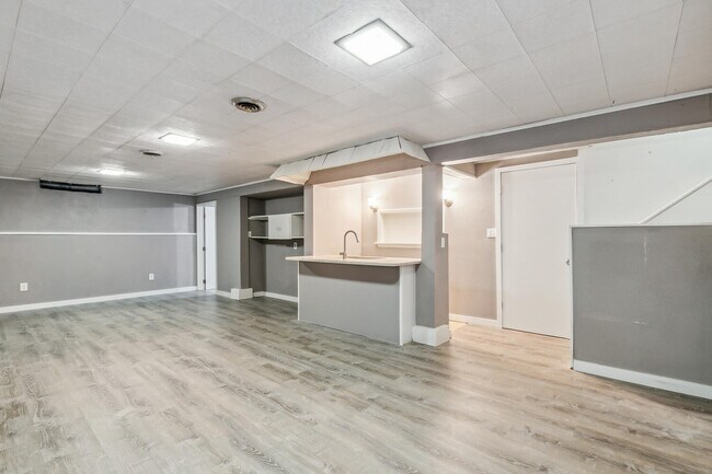 Building Photo - 3707 E Funston St