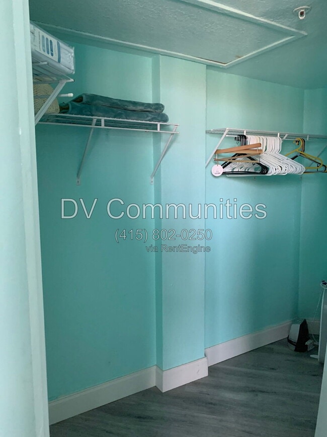 Building Photo - 470 3rd St S