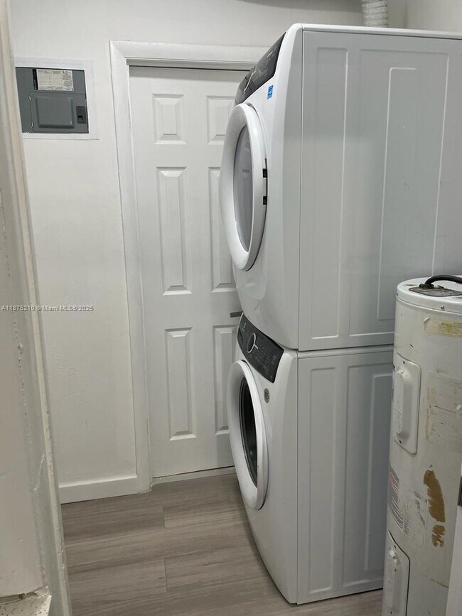 Building Photo - 802 N 58th Ave