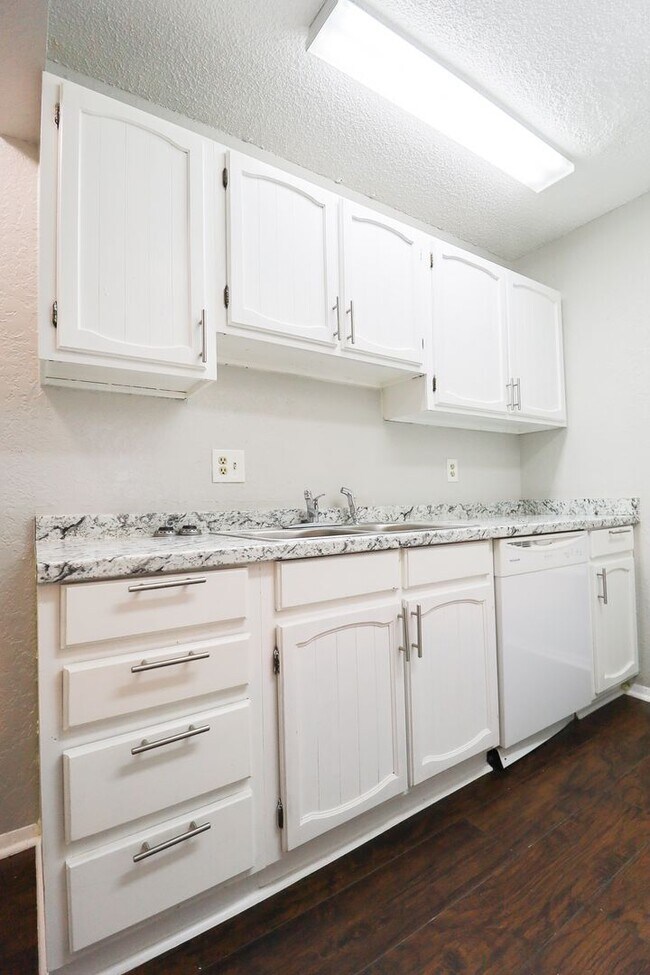Building Photo - Recently renovated 2 Bedroom!