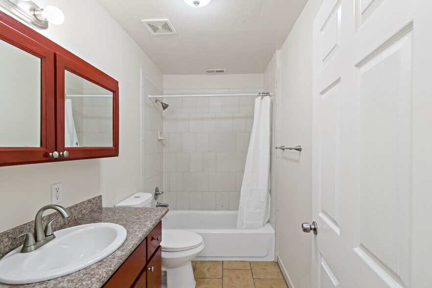 Building Photo - 2644 62nd Ave