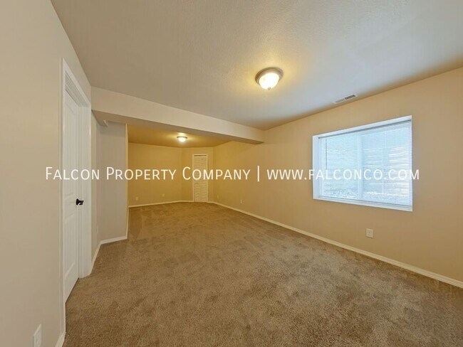 Building Photo - 6070 San Mateo Dr