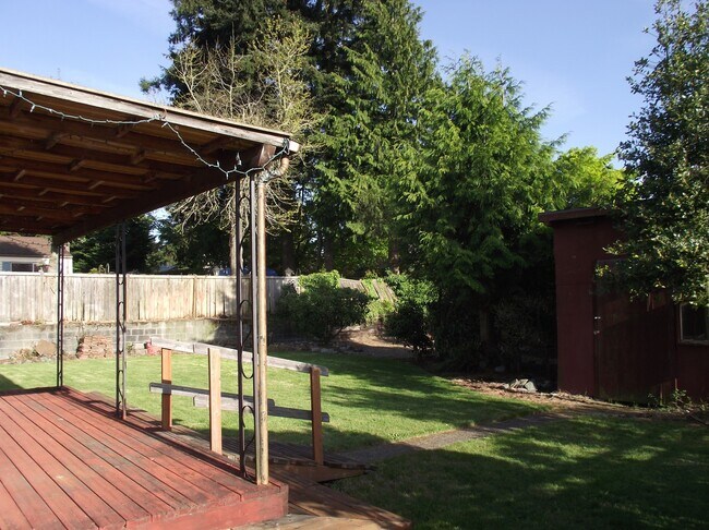 Building Photo - Three Bedroom Rambler in the North End!