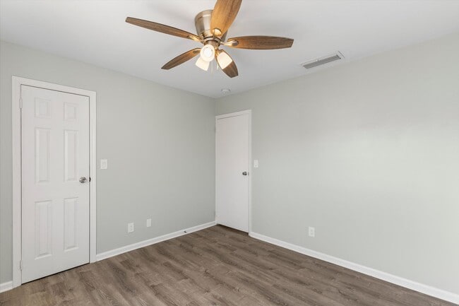 Building Photo - Spacious 3 Bedroom Townhome Available Now!