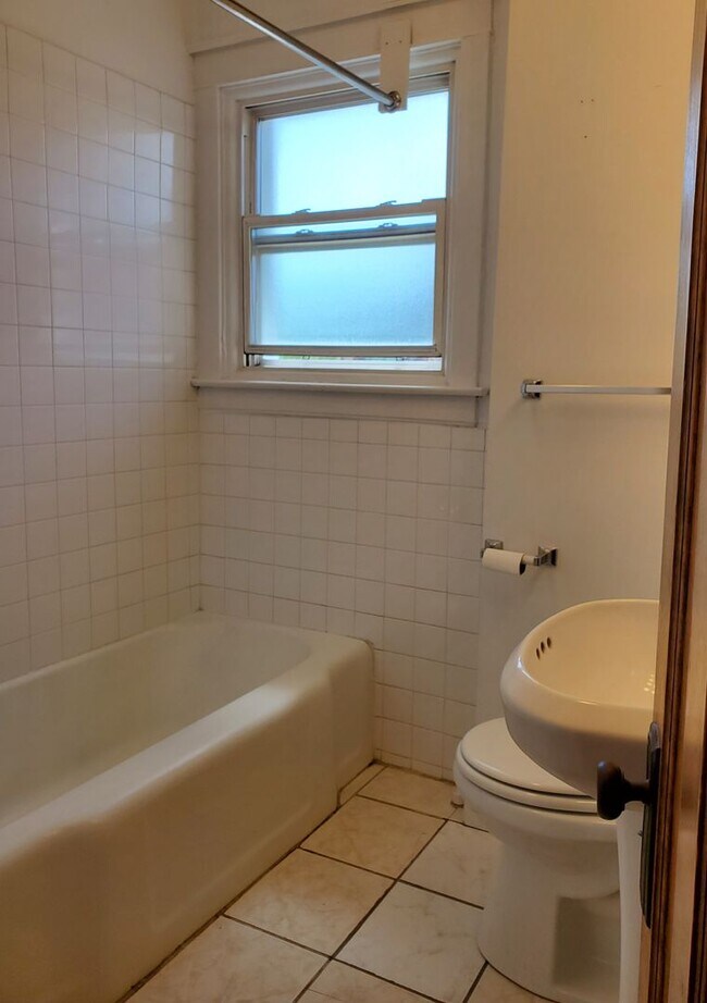 Building Photo - East Albany Park – Updated 1-Bedroom Apt –...