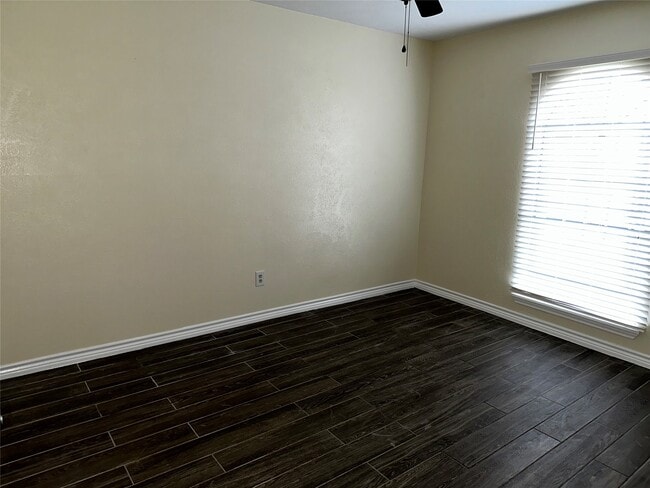 Building Photo - 5915 Trailview Dr