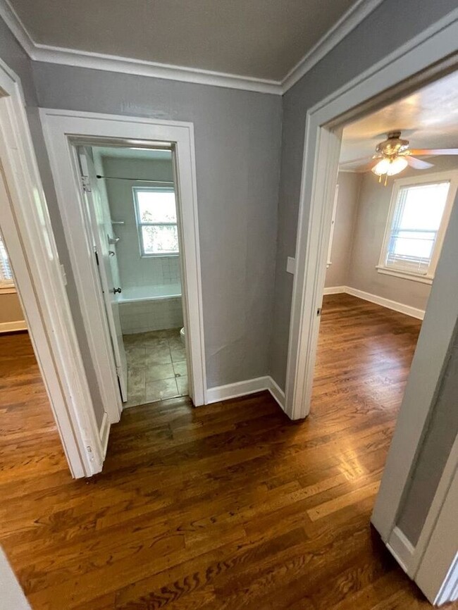 Building Photo - Charming 3 bedroom, 1.5 bathroom home in I...