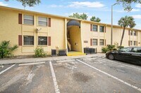 Building Photo - Affordable 3/2 in the Heart of Town And Co...