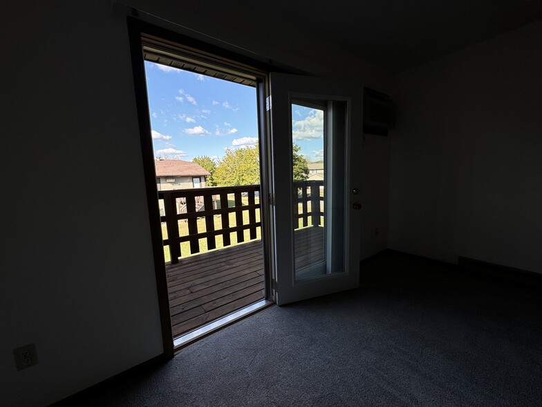 Building Photo - 2318 Meadow Ln