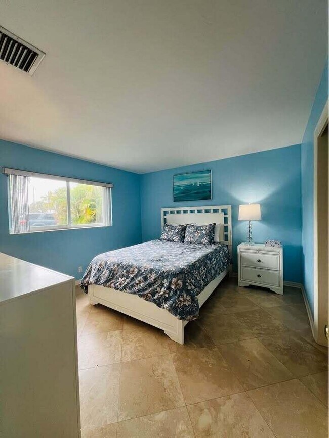 Building Photo - 7834 Edgewater Dr