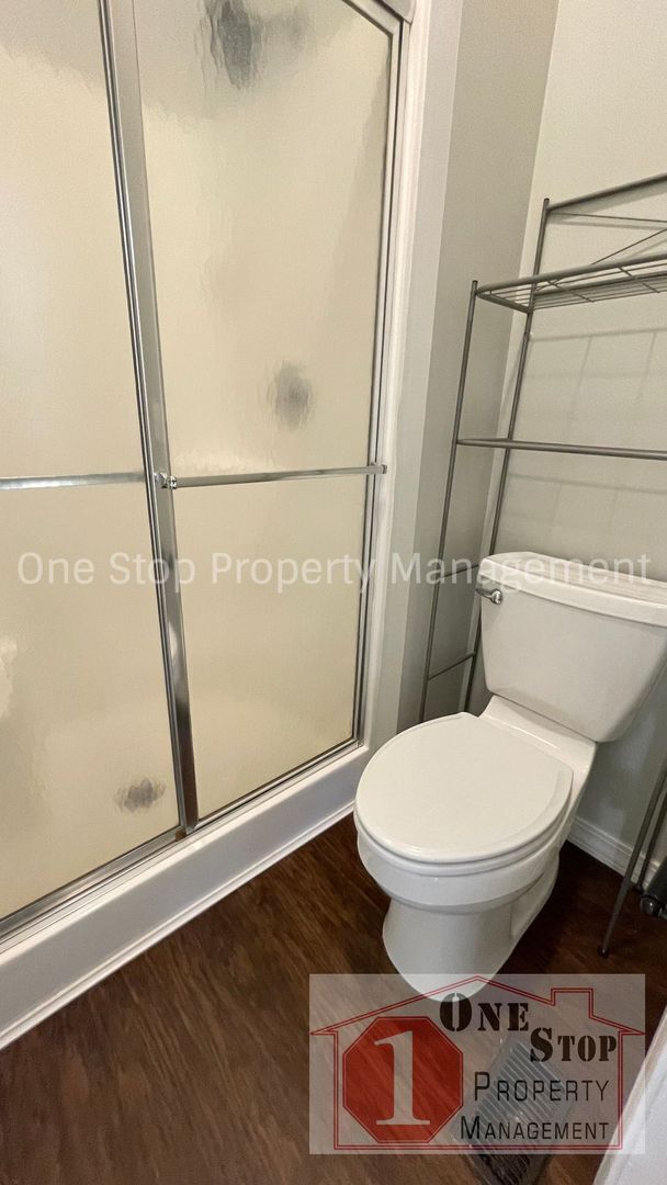 Building Photo - Stunning 3 Bedroom 2.5 Bathroom in Raymore!