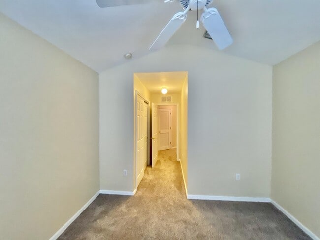 Building Photo - 909 Hampton Cir