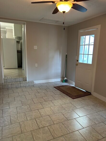 Building Photo - 661 Adluh St