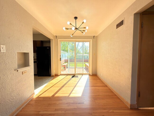 Building Photo - $1,450 | 2 Bedroom 1 Bath Home | Washer & Dryer | Garage