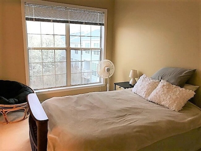 Building Photo - Beautiful Top Floor 2 Level 2 Bed 2.5 Bath...