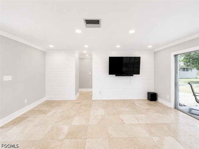 Building Photo - 912 Dolphin Dr
