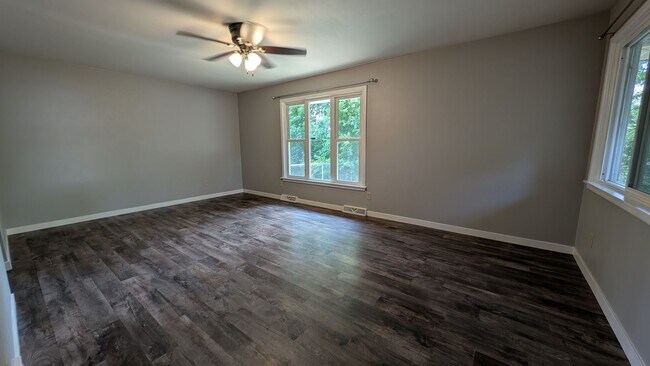 Building Photo - Charming Row-Home style Rental