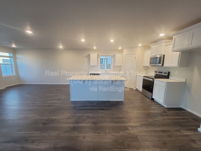 Building Photo - 611 S Zeelar St