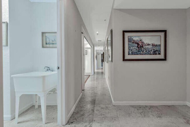 Building Photo - 1640 Presidential Way