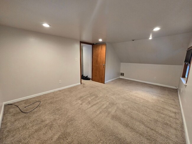 Building Photo - Beautiful 3 Bedroom 2 Full Bathroom Home in Penn Hills - Available NOW!