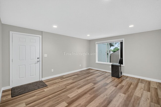 Building Photo - 119 SE Sweetbriar Ln