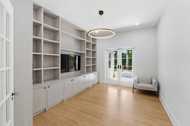 Building Photo - 1615 Monroe St