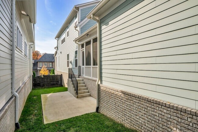 Building Photo - 5045 Kathryn Ave