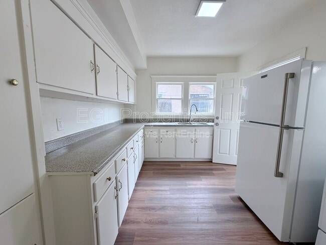 Building Photo - 860 W 56th St