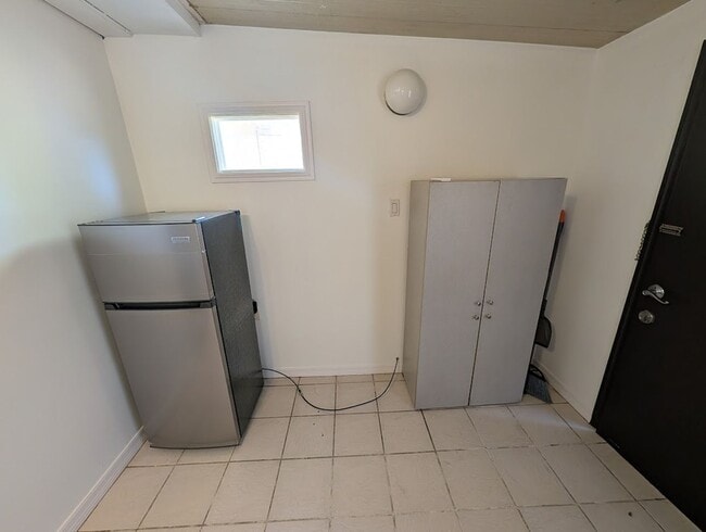 Building Photo - 1818 Rhoades Terrace